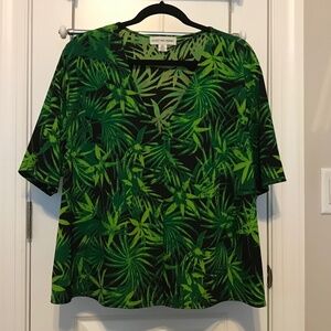August Max Woman jungle pattern green v-neck short-sleeve 1 button top (2X)